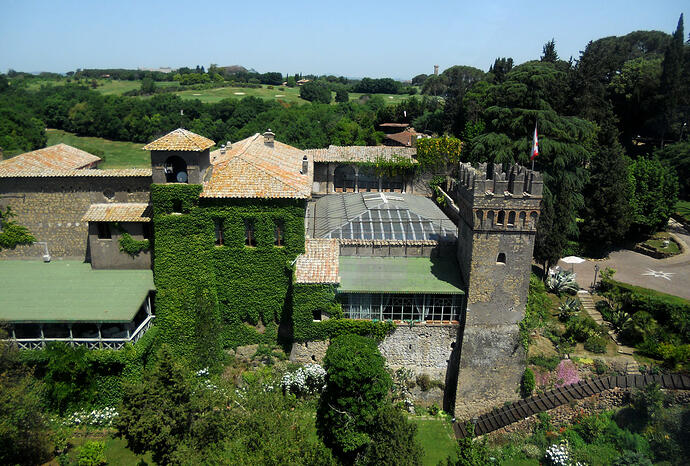 Castello-parete-edera-rampicante-roma