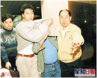 Il padre di Lu Zhiwei (l'uomo in verde) ha urlato al verdetto. Immagine del profilo