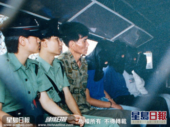 Otto giovani uomini e donne accusati di omicidio nel caso del rogo di cadavere di Xiu Maoping sono stati portati in tribunale in un'auto della prigione con la testa coperta. Immagine del profilo